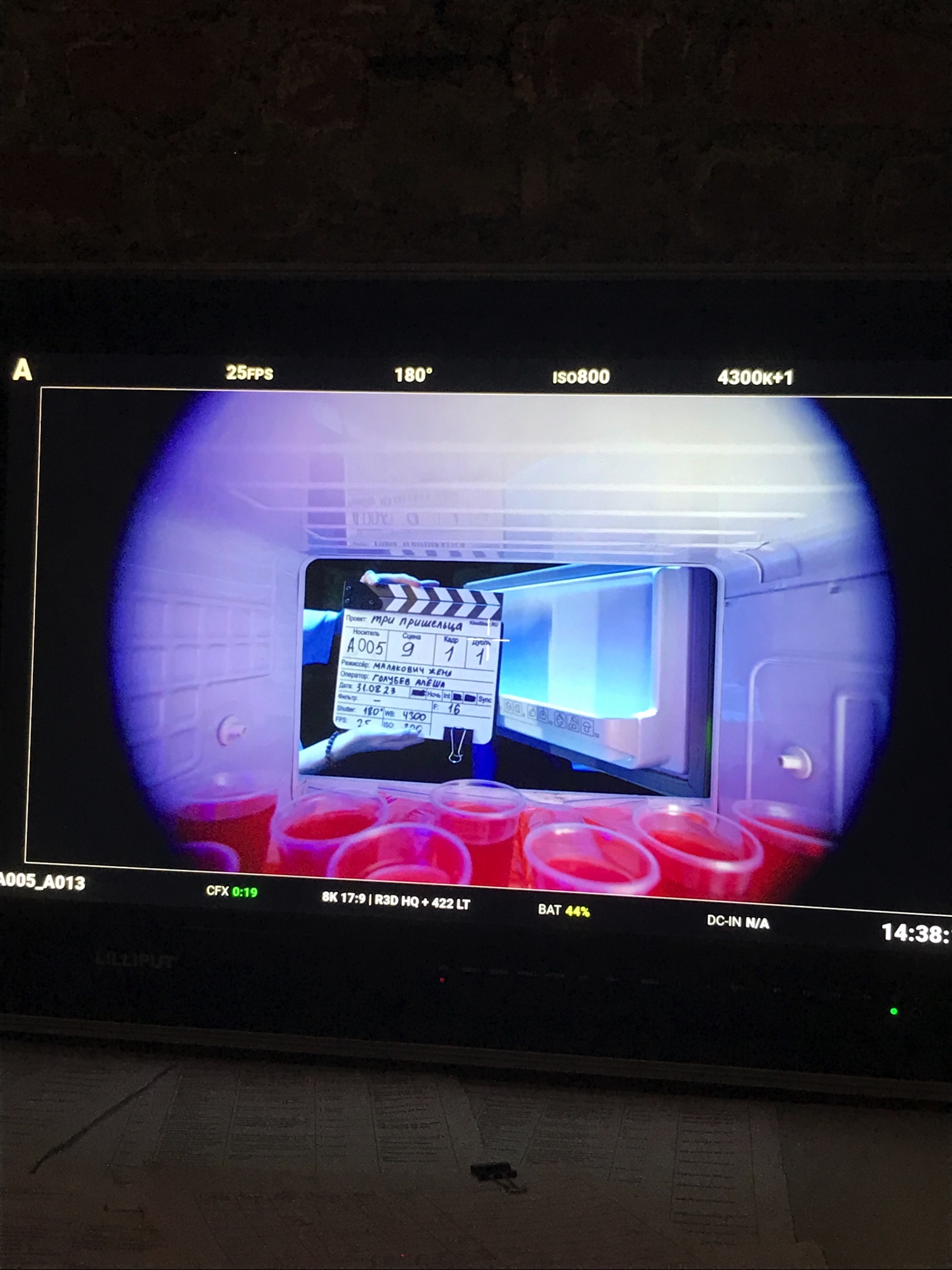 带有字幕的屏幕和拍手器 场景 9 第 1 帧 第 1 次拍摄