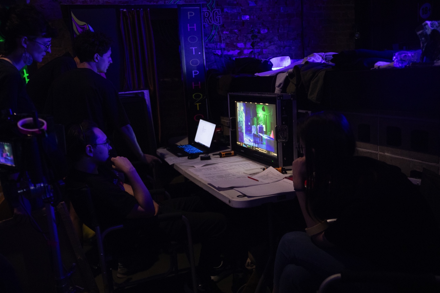 贝克斯迪格、人、桌子、文件、屏幕