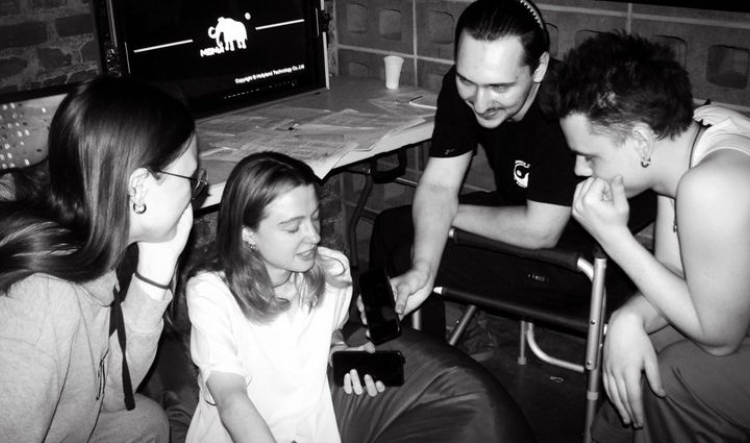 后台、人物、黑白照片